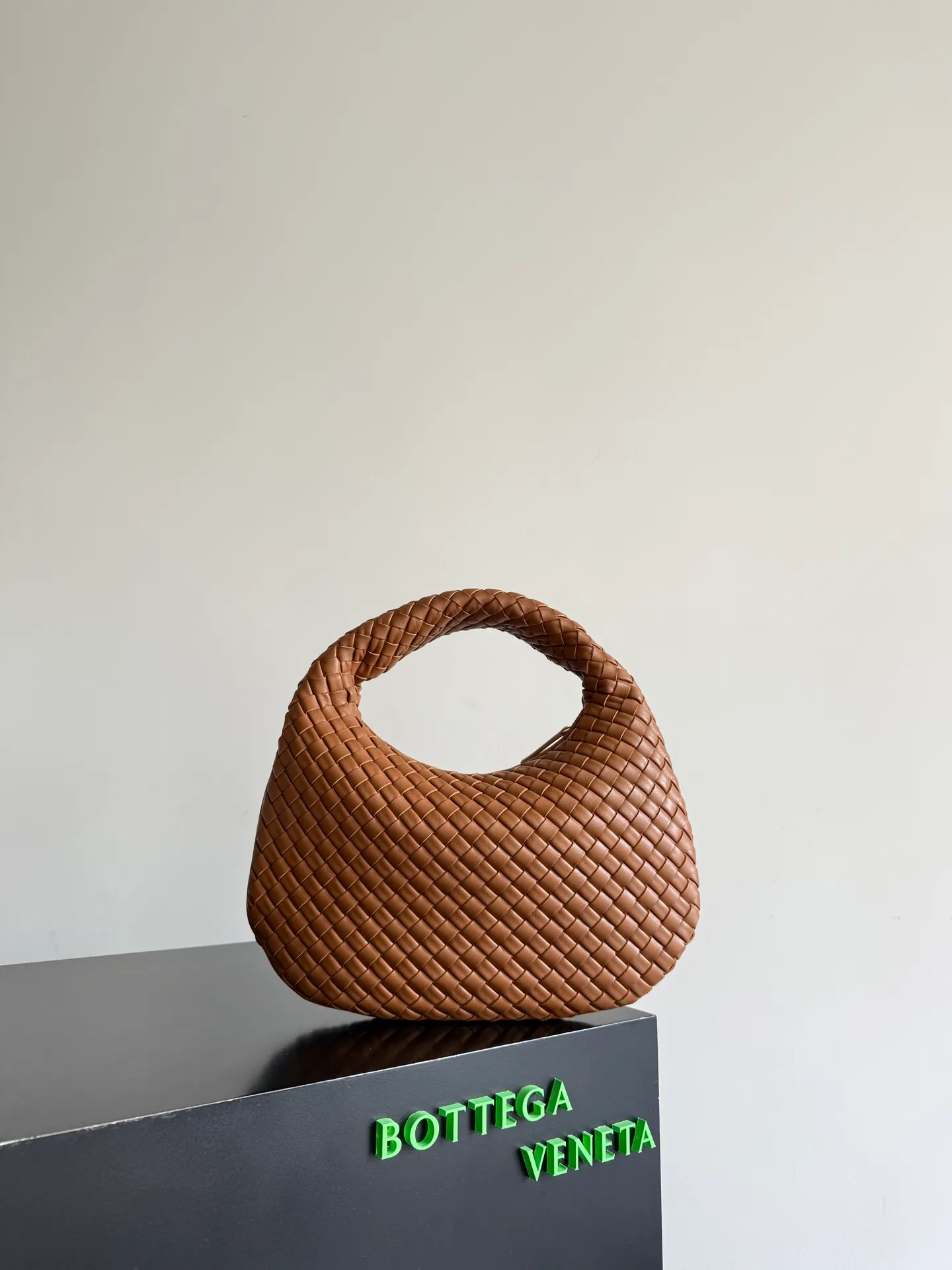 Batch 1720 BV Bottega Veneta's new early spring women's shoulder bag. The soft and delicate Hobo bag in small size is shipped! Many friends are waiting for this bag. It has a round shape and a large capacity. It can hold a 50-fold umbrella inside. Babies with a lot of daily items do not need to worry about the capacity of this bag. It is a practical bag for traveling and commuting. Although it is fluffy, it is soft and comfortable when carried on one shoulder. It has a modern and retro feel. Model No.: 856736 Size: 35*21*5cm